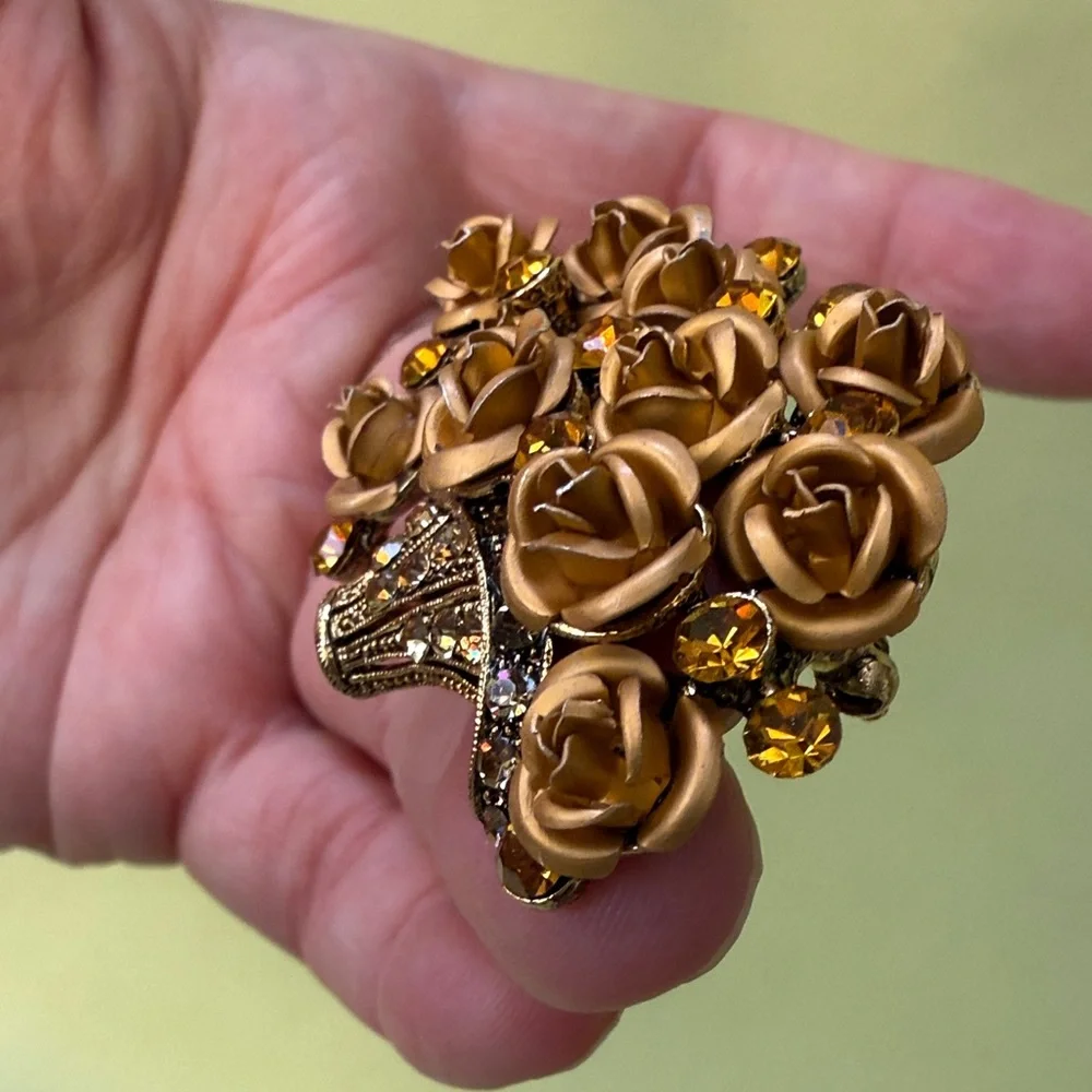 Elegant vintage Gold Roses in the Basket Brooch